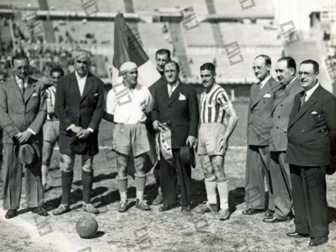 El Lehendakari Agirre durante la final del campeonato de fútbol local.