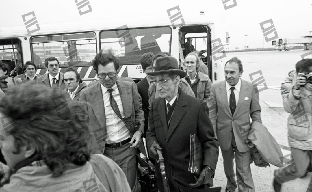 El Lehendakari Leizaola en el aeropuerto de París Orly